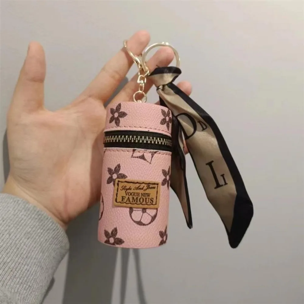 Monogram Keychain Leather - Mini pochette cilindrica rosa con stampa